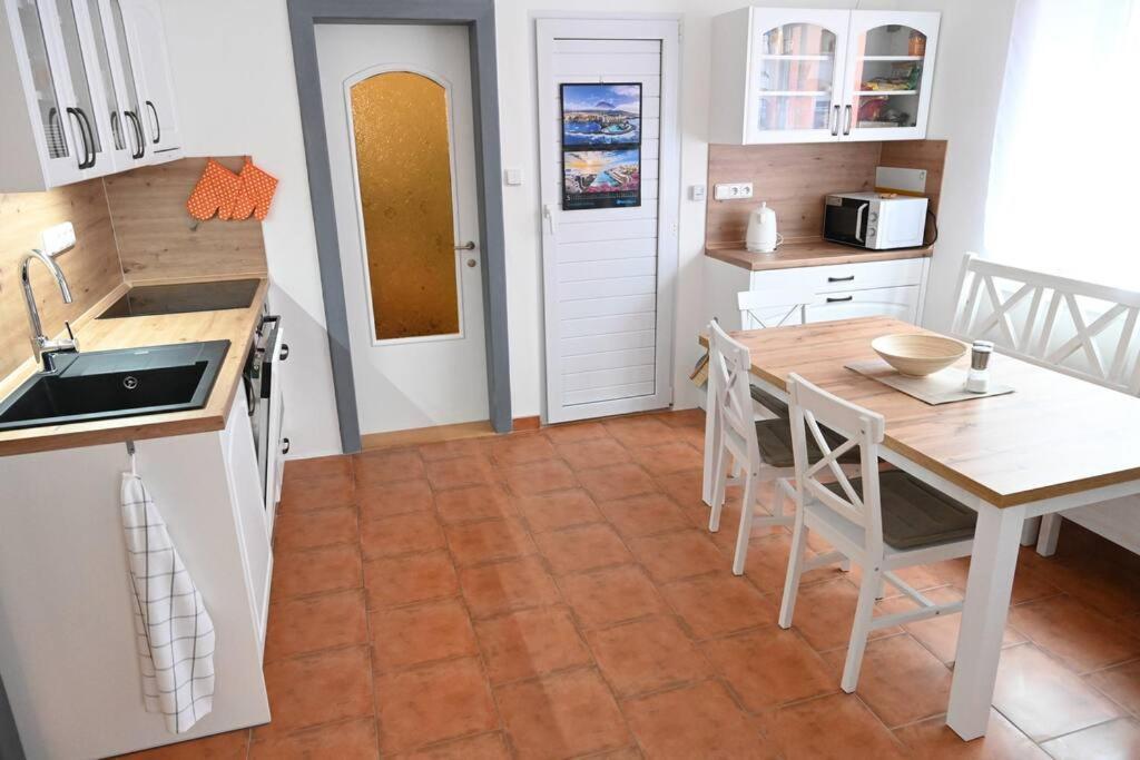 Rodinny Apartman U Broumovskeho Namesti Екстериор снимка